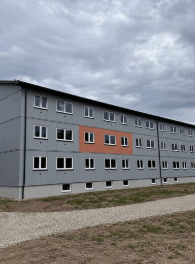 Sanierung von Mehrfamilienhäusern mit vorgefertigten Fassadenelementen in Iisaku