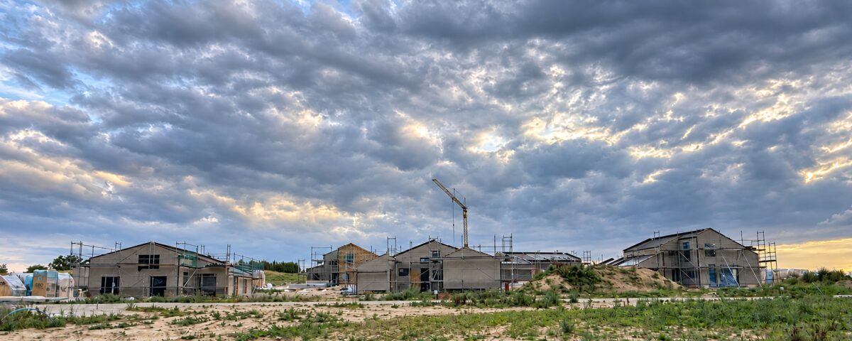 Wohnprojekt Strandleben während der Bauphase mit vorgefertigten Holzbauelementen