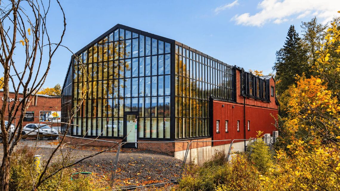 Arkitektonisk trebygg med store glassflater