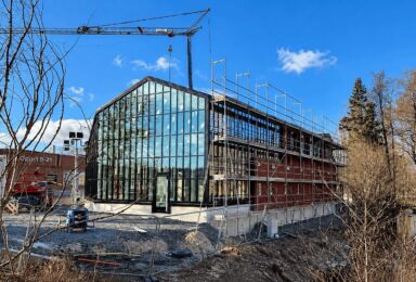 Arkitektonisk trebygg med store glassflater