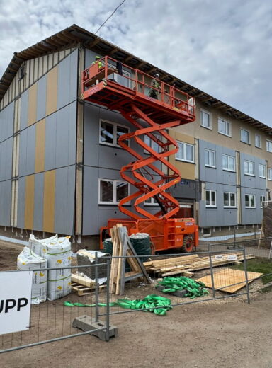 Montering av fasadelement i trä på ett flerbostadshus
