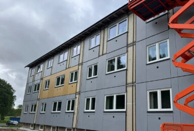 Montering av fasadelement i trä på ett flerbostadshus